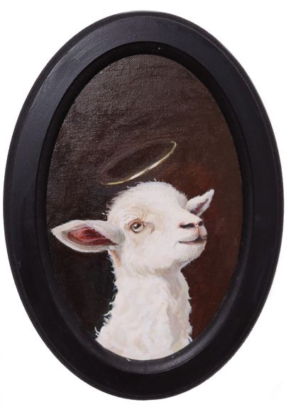 Овальная картина с изображением белого ягнёнка с нимбом, выполненная в тёплой художественной манере. Нежный образ животного на тёмном фоне создаёт атмосферу уюта и символизма, отсылая к теме чистоты и невинности. Картина оформлена в классическую чёрную овальную раму, которая подчёркивает глубину композиции и делает её стильным элементом интерьера. Подойдёт для оформления гостиной, спальни или детской комнаты, а также станет оригинальным подарком для ценителей искусства и необычного декора.